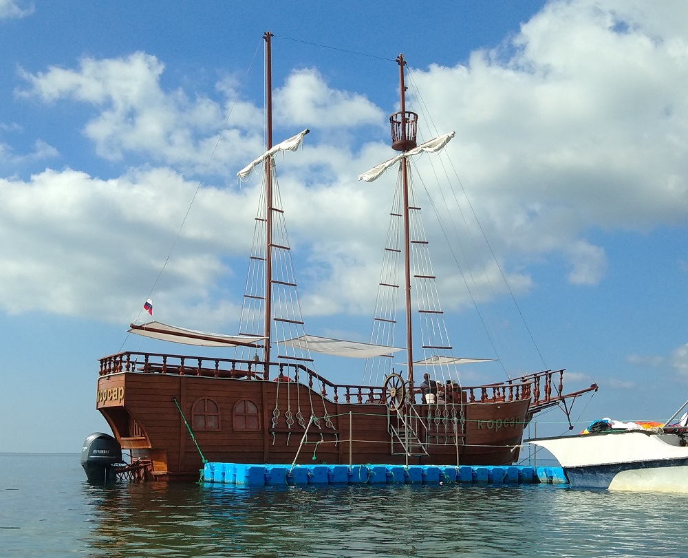 Корабль Корсар на пляже Евпатории